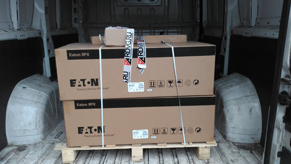 ИБП Eaton 9PX с четырьмя дополнительными батарейными модулями (Eaton 9PX + 4 EBM) Два комплекта дополнительных батарейных модулей Eaton 9PX EBM 240V (9PXEBM240) для Eaton 9PX 8000i в упаковке вместе с комплектами крепления в стойку Eaton 9RK перед отправкой в Оренбург